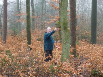 004-2012-03-01-Reinigung-Nistkaesten.JPG