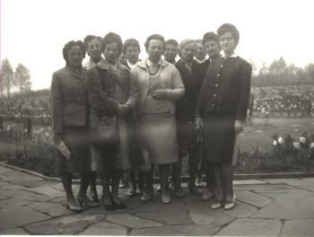 1965-Frauenchor-auf-Soldatenfriedhof.jpg