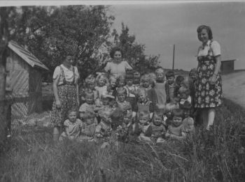 Kindergarten Mudenbach zu Besuch im Schulgarten.jpg