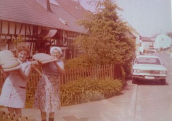 Um 1975-Brot backen.jpg