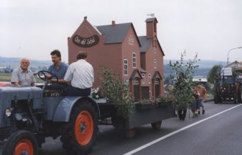008-1995-Festzug-Modell Alte Schule.jpg