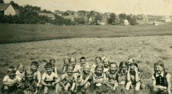 1939-Schueler-im-Freien.jpg