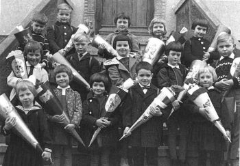 1964 Schueler Einschulung.jpg