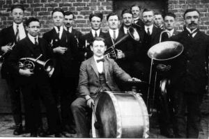 002-Musikkapelle-in-den-20er-Jahren.jpg