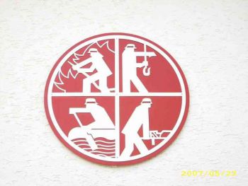 010-Feuerwehrhaus-Rettungssymbole.jpg