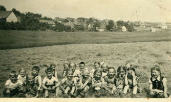 1939-Schueler-im-Freien.jpg