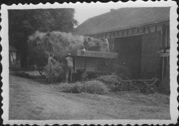 1942-Dreschen-im-Linnenhoefjen (2).jpg