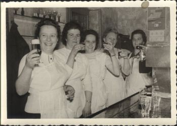 1968-bei Heims hinter der Theke.jpg