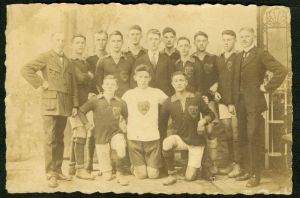 Fussballmannschaft um 1920-1925.jpg