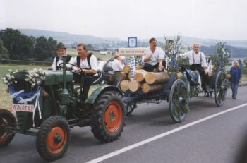 007-1995-Festzug-Holztransport Schuechen.jpg