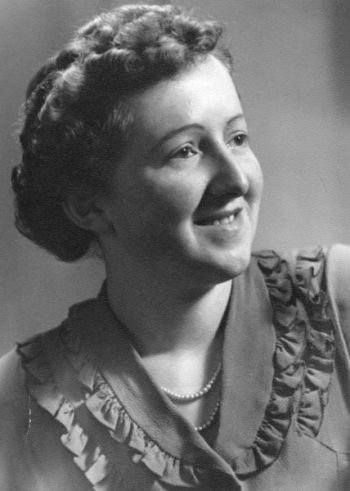 015-Gertrud-mit-18-1952.jpg