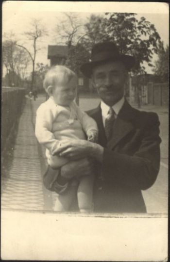 011-1942-Anneliese mit Opa Karl Leyendecker.jpg