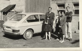 1966-Vor dem Haus.jpg