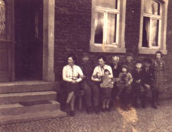 009-1940-HannaGerhardHansGisela.jpg