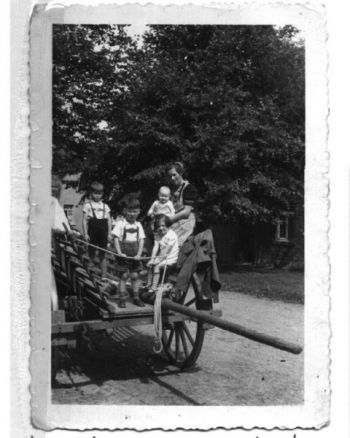 011-1942-LydiaGerdGisela.jpg