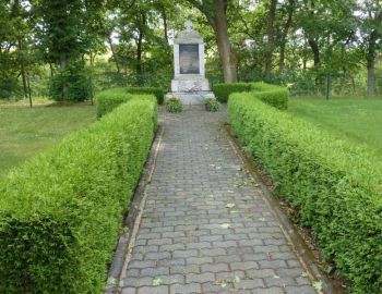 Ehrenmal-Friedhof.jpg