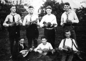 001-Mandolinenclub-um-1920.jpg