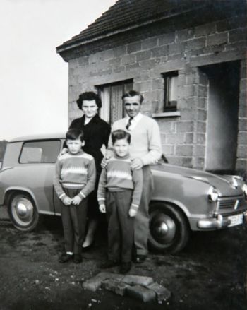 Familie Schneider mit Gerhard und Karl Heinz Charly.jpg