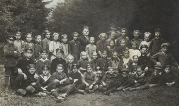 003-1924-Schueler mit Lehrer Ortmueller.jpg