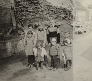 1963-Erich mit Nachbarkinder.jpg