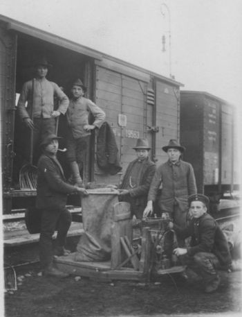 Bahnarbeiter-Kartoffeln-entladen-Heinrich-Wolf.jpg