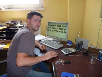 002-Dennis-am-PC.JPG
