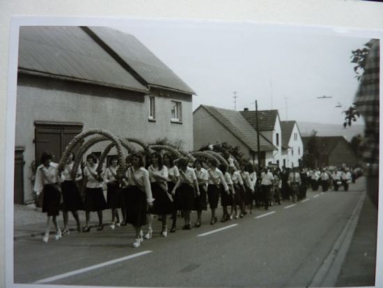 062-Feuerwehrfest-1975-Ehrendamen.JPG