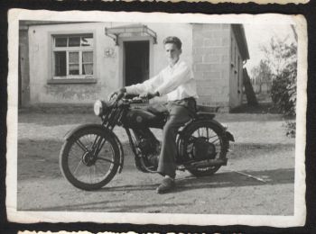 Friedel mit Vaters Motorrad-um-1954.jpg