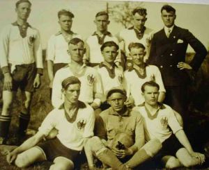 005-Fussballmannschaft-um-1930.jpg
