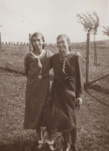 1938 Freundinnen.jpg