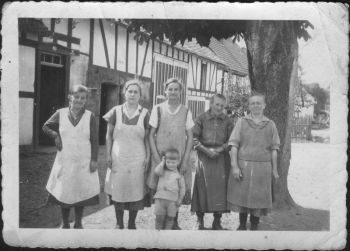 015-Vor-Lauterbachs-Haus-1933.jpg