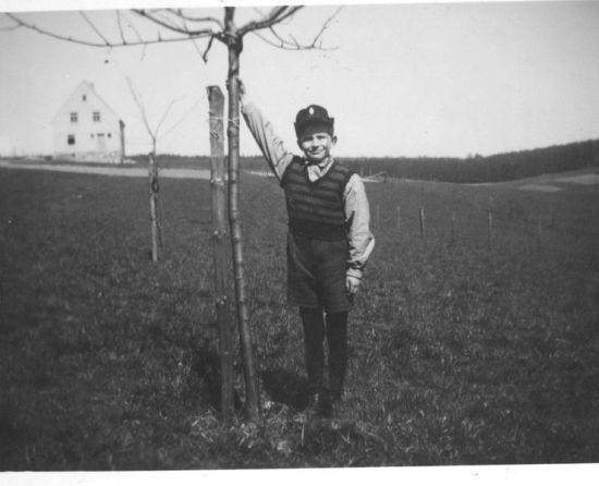 022-Helmut-am-Baum.jpg