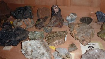 1009-Mineraliensammlung-Schrank.jpg