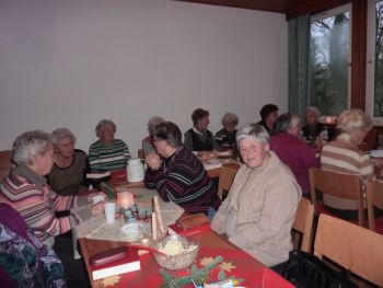 Frauenhilfe-Dez-2013-005.JPG
