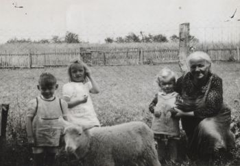 015-1950er-OmaWilhelmine-3 Enkel-re. Anneliese.jpg
