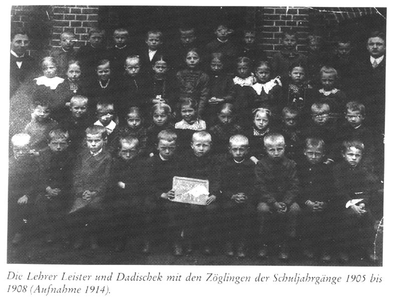 Schueler-1914-mit-Lehrer-Leister-rechts-oben.jpg